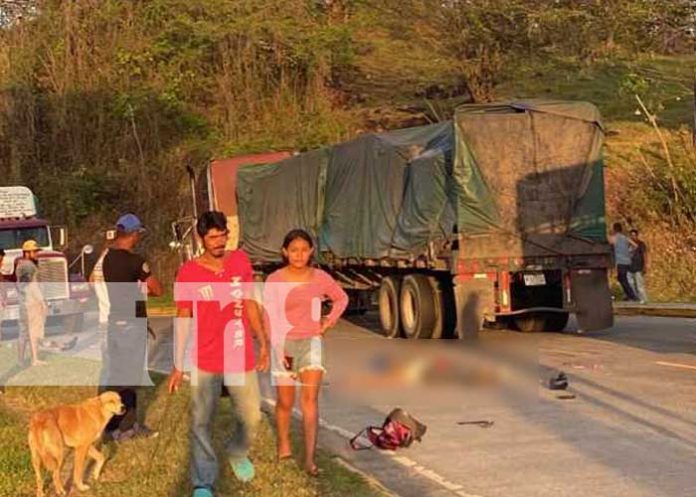 Foto: Motociclista se estrella con la llanta de una rastra en Matiguás / TN8