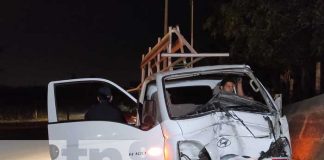 Conductor vivo de milagro tras perder el control de su camioncito en Managua