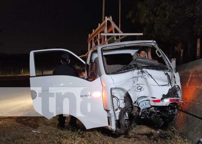 Conductor vivo de milagro tras perder el control de su camioncito en Managua