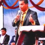 Pastor asegura que las roba maridos, infieles y coquetas «No van al Cielo» Pastor arremetió contras las que chatean en el culto