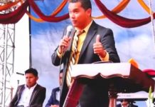 Pastor asegura que las roba maridos, infieles y coquetas «No van al Cielo» Pastor arremetió contras las que chatean en el culto
