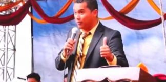 Pastor arremetió contras las que chatean en el culto