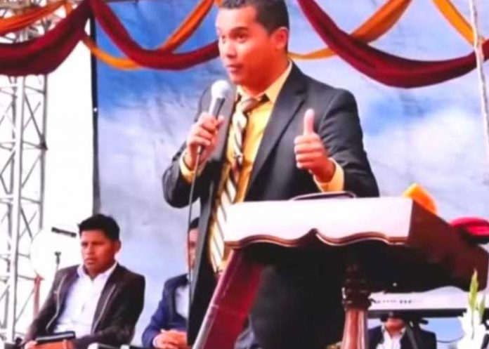 7 Pastor arremetió contras las que chatean en el culto