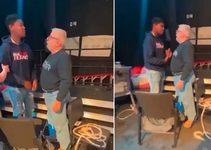 Estudiante golpea a su profesor por quitarle su celular