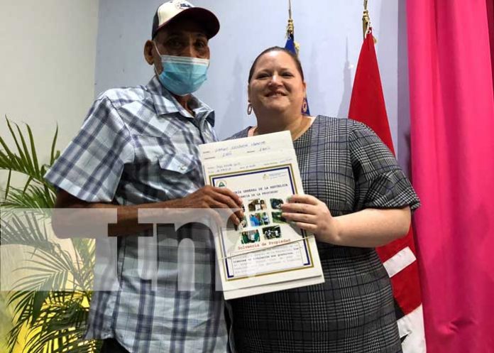 Entregan títulos de propiedad a excombatientes del Ejército de Nicaragua