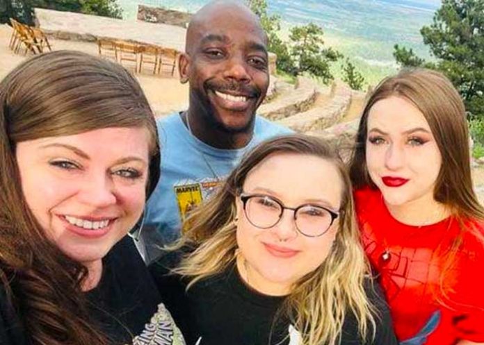 Hombre lechero no trabaja y es mantenido por sus 3 esposas