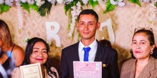 Mujer de 70 años se casa con joven 43 años menor que ella