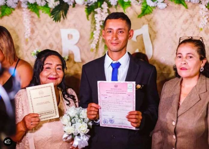 Mujer de 70 años se casa con joven 43 años menor que ella