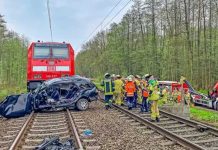 Al menos tres muertos tras chocar un tren contra un auto en Alemania Al menos tres muertos tras chocar un tren contra un auto en Alemania