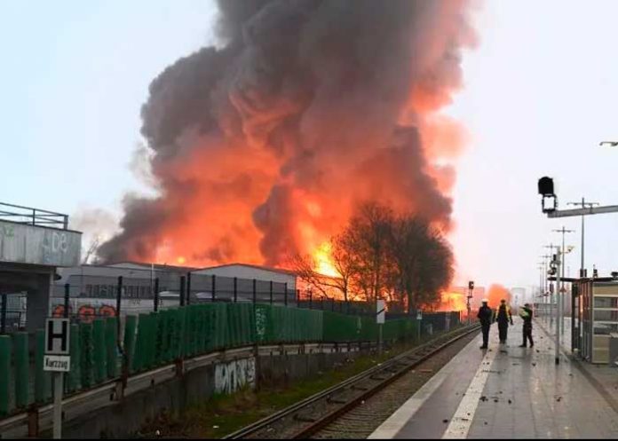 Se desata una nube de gases tóxicos tras un incendio en Hamburgo, Alemania