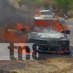 Totalmente calcinado queda vehículo en carretera de Teustepe, Boaco Foto: Llamas consumen un vehículo en Teustepe, Boaco / TN8