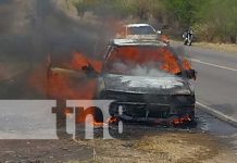Foto: Llamas consumen un vehículo en Teustepe, Boaco / TN8