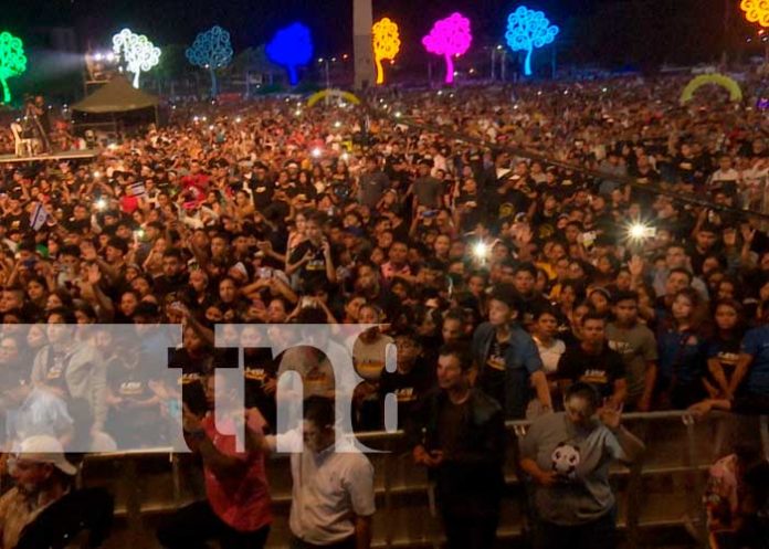 Pueblo Cristiano se desbordó en noche de avivamiento y adoración en Plaza La Fe