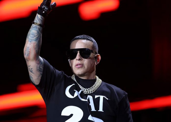 Daddy Ynakee la sigue rompiendo y hace historia con su exito , 