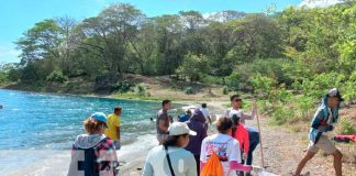 Jóvenes ambientalistas realizan limpieza en la Laguna de Apoyo, Diriá