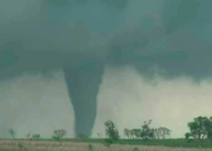 Casi una docena de tornados azotaron Estados Unidos dejando varios heridos