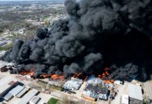 Evacuación masiva en Indiana por humo tóxico de incendio en una planta recicladora Evacuación masiva en Indiana por el humo tóxico de incendio en planta recicladora