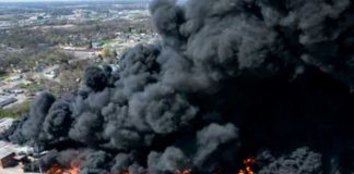 Evacuación masiva en Indiana por el humo tóxico de incendio en planta recicladora
