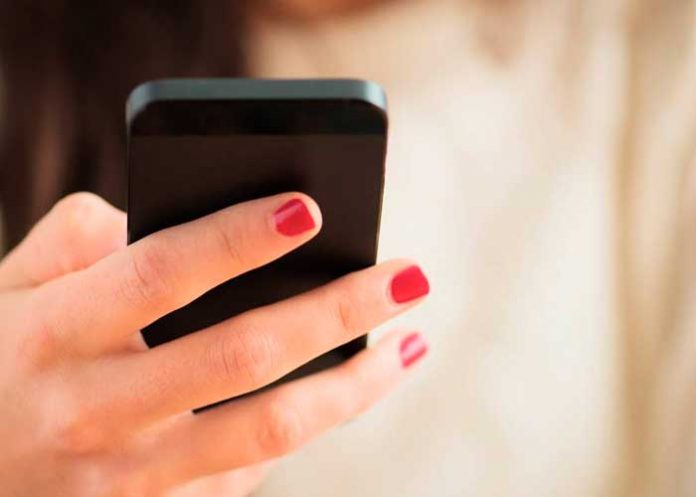 Se salva de ser violada al darle en la 'jícara' con el celular en Florida