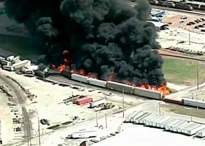 Se descarrilan tres vagones de un tren que transportaba ácido sulfúrico en Illinois