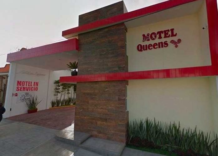 ella3 Cacha infidelidad de su esposa