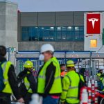 ¿Perdió la cabeza? Elon Musk violó la ley y «amenazó» a empleados de Tesla Dictaminan que Elon Musk violó la ley con un tuit