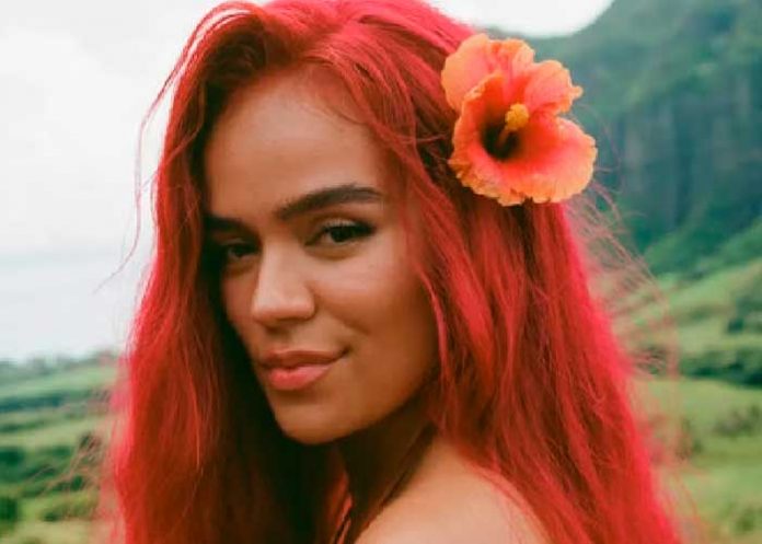 Karol G indignada por exceso de photoshop en sus fotos ¡está irreconocible!