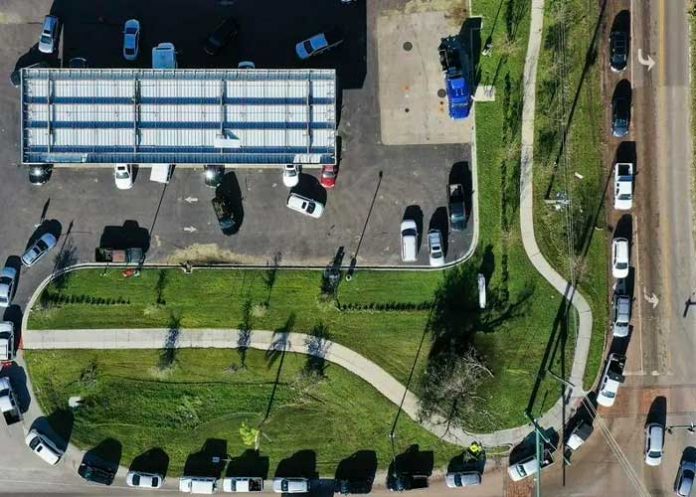 Inundaciones provocan escasez de gasolina en el sur de Florida