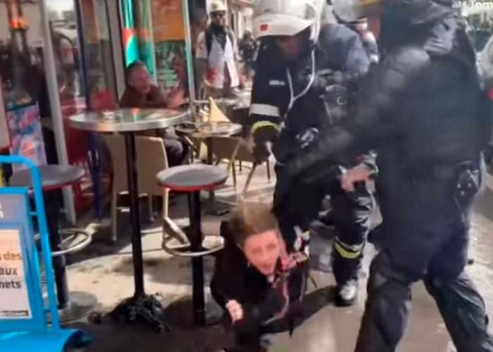 francia2 ¡Brutalidad policial! Golpean y patean a mujer durante protestas en Francia