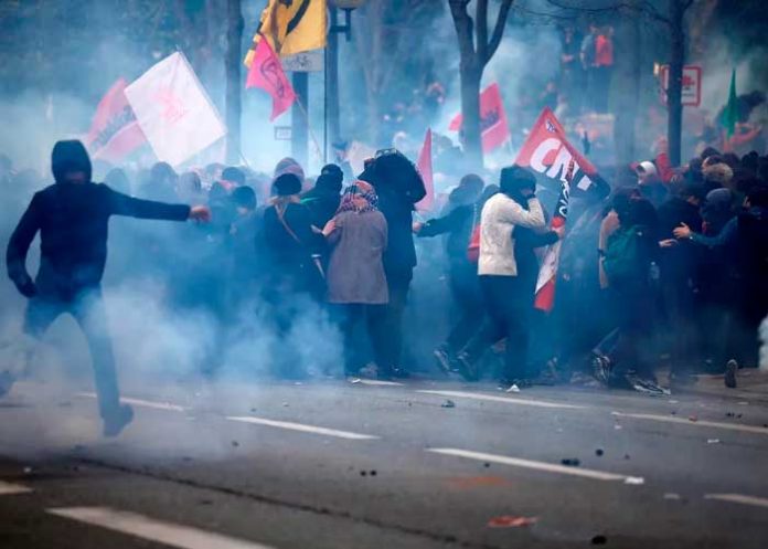 Miles protestan de nuevo en Francia contra impopular reforma de pensiones