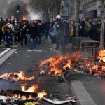 Batalla campal en Francia tras el discurso Macron por la reforma de pensiones Batalla campal en Francia tras el discurso Macron por la reforma de pensiones