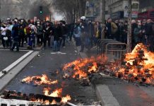 Batalla campal en Francia tras el discurso Macron por la reforma de pensiones Batalla campal en Francia tras el discurso Macron por la reforma de pensiones