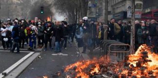 Batalla campal en Francia tras el discurso Macron por la reforma de pensiones