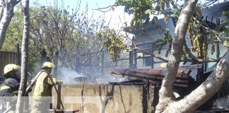 Feroz incendio consume una vivienda en el barrio Domitila Lugo, Managua