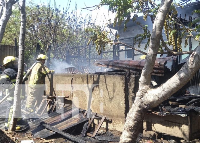 Feroz incendio consume una vivienda en el barrio Domitila Lugo, Managua