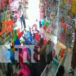 Parecían buena cosa: Captan a mujeres robando bolso en Granada (VIDEO) Foto: Captan momento del robo de un bolso en una tienda de Granada / TN8