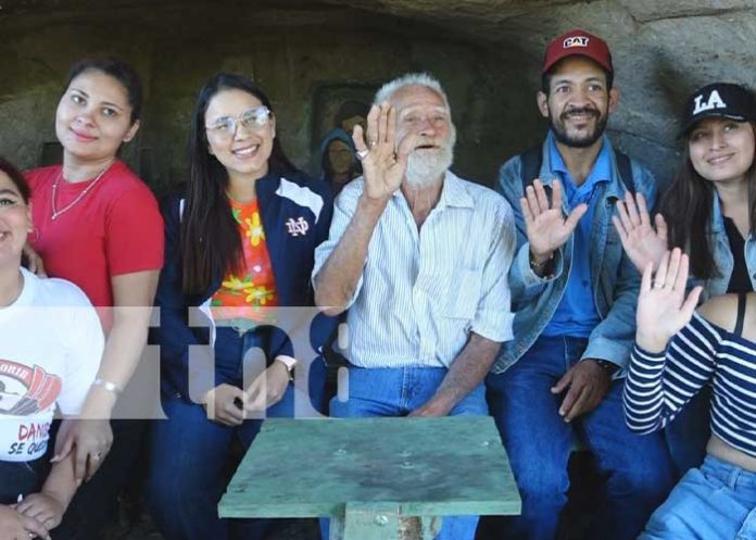 hola Mejoran camino que dirige hacia reconocido escultor en piedra en Estelí