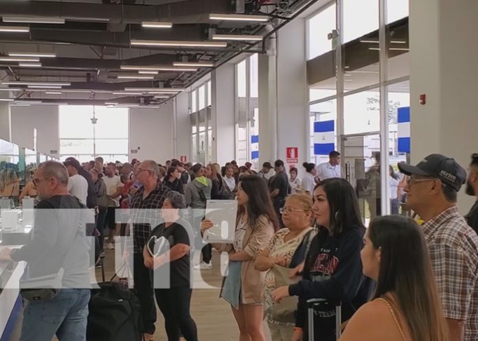 iiii Turistas de diferentes nacionalidades ingresa por Peñas Blancas para disfrutar del verano en Nicaragua.