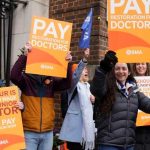 Reclamando mejores salarios miles de médicos inician huelga en Inglaterra