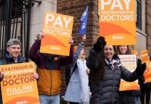 Reclamando mejores salarios, miles de médicos inician huelga en Inglaterra Reclamando mejores salarios miles de médicos inician huelga en Inglaterra