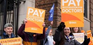 Reclamando mejores salarios miles de médicos inician huelga en Inglaterra