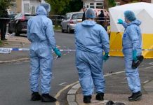 Vecinos enfurecidos golpean hasta la muerte a un ladrón en Londres Vecinos atraparon a un ladrón y lo golpearon hasta matarlo en Londres