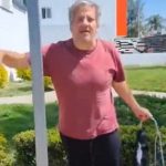 Captan a hombre asfixiando hasta la muerte a un perro en plena vía pública