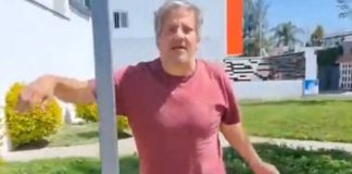 Captan a hombre asfixiando hasta la muerte a un perro en plena vía pública