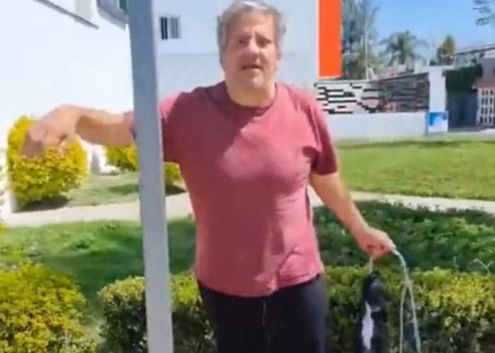 Captan a hombre asfixiando hasta la muerte a un perro en plena vía pública