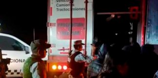Rescatan a 209 migrantes abandonados dentro de un tráiler en Veracruz