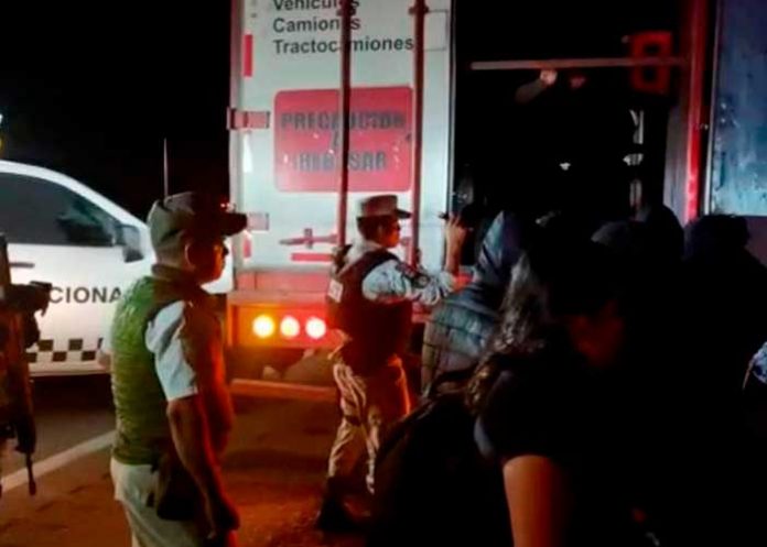 Rescatan a 209 migrantes abandonados dentro de un tráiler en Veracruz