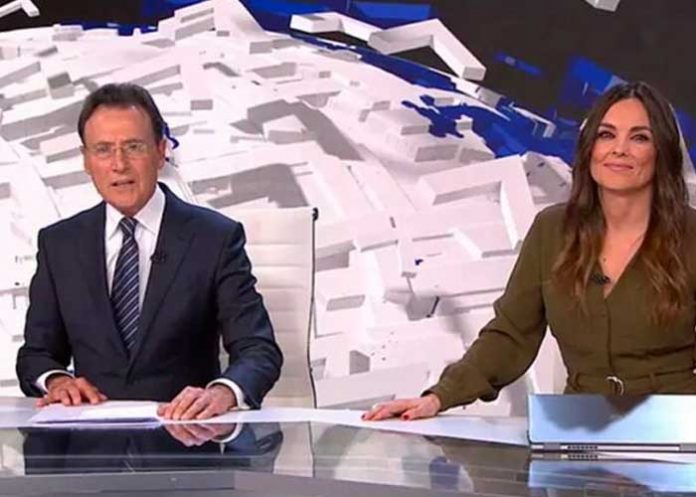 mujer Mujer aparece desnuda EN VIVO durante noticiero matinal