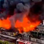 «Lenguas de fuego» devoran uno de los mercados más grande de Bangladés "Lenguas de fuego" devoran uno de los mercados más grande de Bangladés