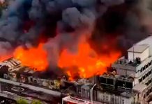 "Lenguas de fuego" devoran uno de los mercados más grande de Bangladés